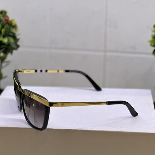 Unisex sunglasses new, black frame with gold details
