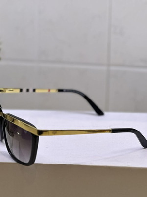 Unisex sunglasses new, black frame with gold details