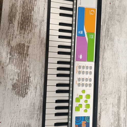 Battery-powered children's keyboard like new with mp3 functions