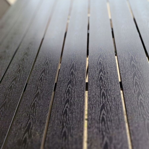 Outdoor table like new with six chairs
