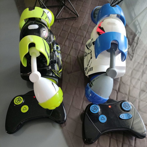 Electronic set 2 Robo Kombat robots used with sounds and movements