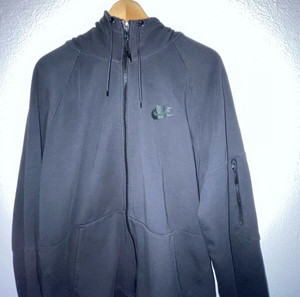 μαύρη ζακέτα Nike tech fleece