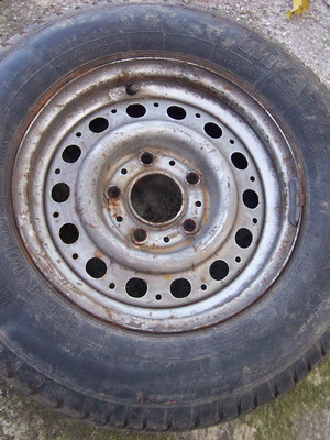 Trailer rim used, 5 bolts, damaged tire