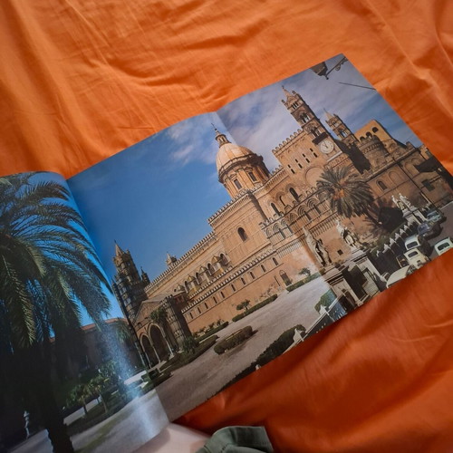 Sicilia L'Isola Del Sole travel guide like new, Italian