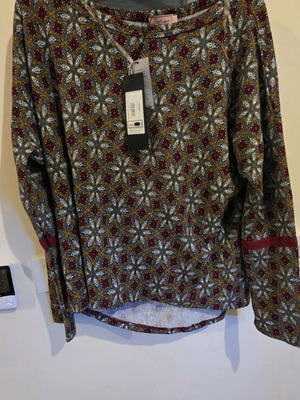 Blouse new with patterns one size