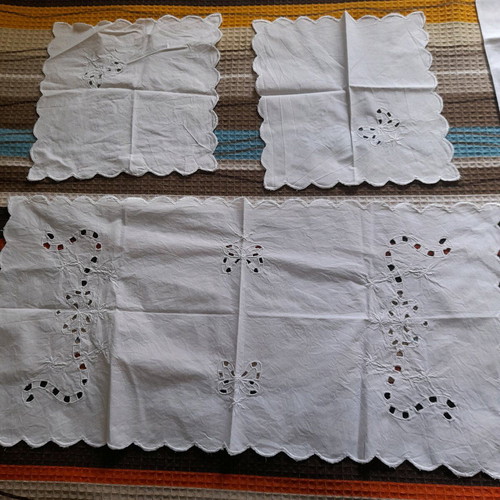 Embroidered cutwork napkin set with 2 squares and 2 napkins like new