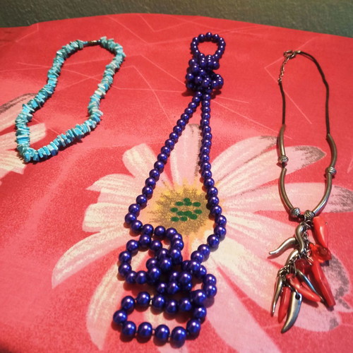 Women's necklaces like new, pack of 3 pieces