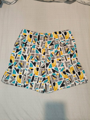 Zara Basic shorts with unique design, size L, like new, multicolor