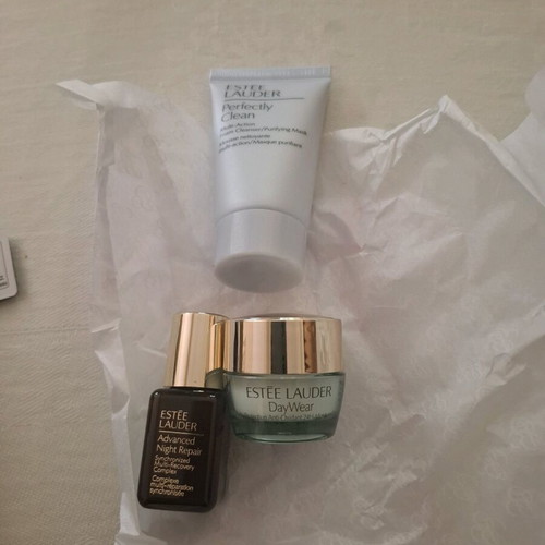 Estèe Lauder makeup bag with 3 new travel-size products