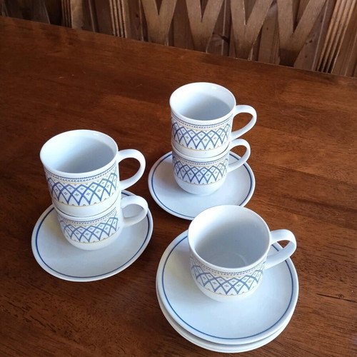 Coffee cups collectible like new with Zajecar saucers