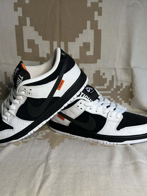 Nike SB Dunk Low Tightbooth new, size 43, with extra laces