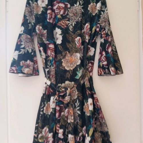 Dress printed with velvety texture wrap style like new, with belt