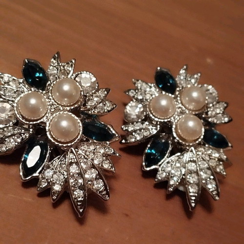 Impressive clip earrings with white pearl and blue rhinestones