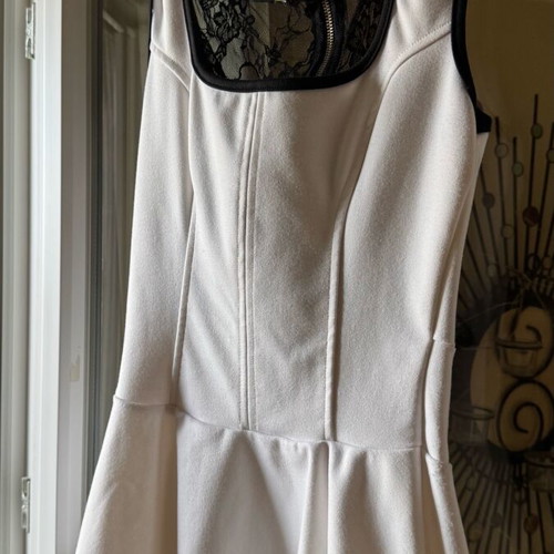 Sleeveless blouse with lace back and discreet ruffle, like new, size M