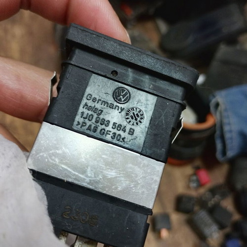Button seat heater for Volkswagen PASSAT 1J0963564B
