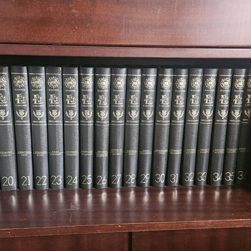 Papyrus Larousse Britannica Encyclopedia like new, 61 volumes