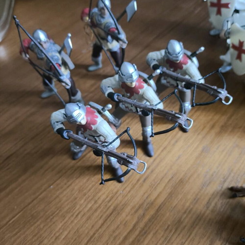 Knight figures set like new, 16 pieces with dragon