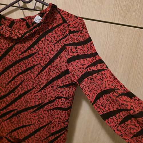 Gin blouse red animal print like new, size M