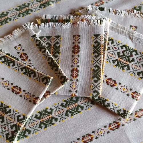 Woven tablecloth new with 5 napkins and 2 holders