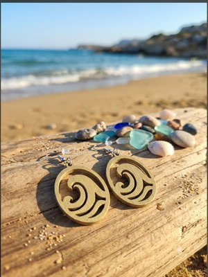 Wooden summer earrings with wave design gold tone