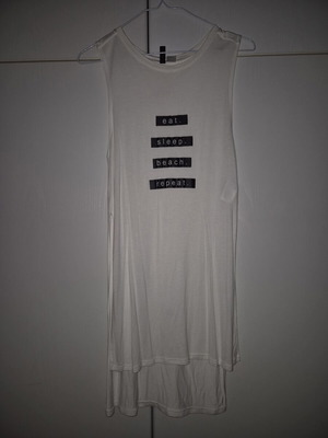 H&M t shirt like new with message and side slits, size S