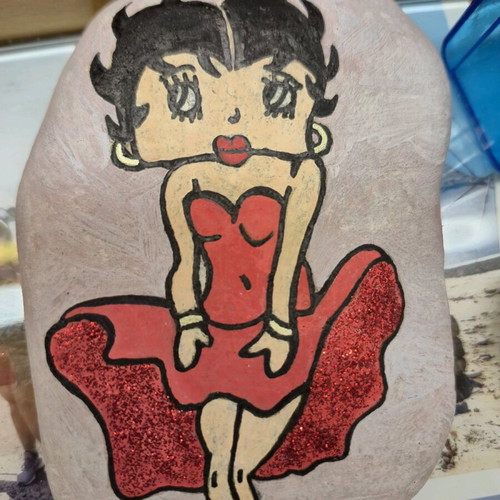Πέτρα με την Betty Boop ζωγραφισμένη με τέμπερες καινούργια