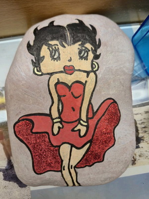 Πέτρα με την Betty Boop ζωγραφισμένη με τέμπερες καινούργια