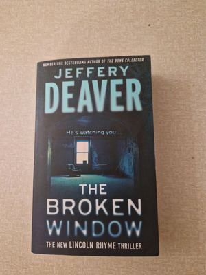 The Broken Window by Jeffery Deaver like new, English book