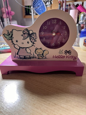 Ξύλινο ρολόι Sanrio Hello Kitty μεταχειρισμένο, λειτουργικό, ροζ