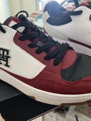 Tommy Hilfiger sneakers νούμερο 44, μαύρα και κόκκινα