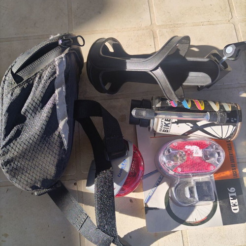 Bicycle bag new with 2 rear lights, bottle holder and tire spray
