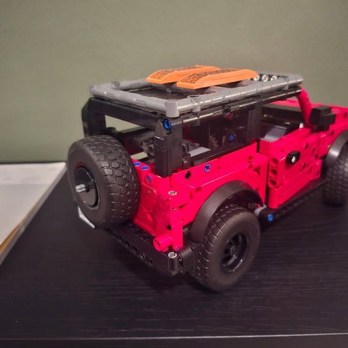 Lego Technic Ford Bronco like new, 943 pieces for ages 9+