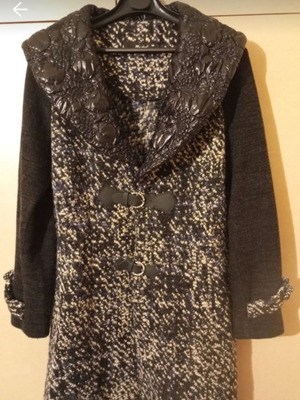 Badoo coat like new, wool with leather details and rhinestones