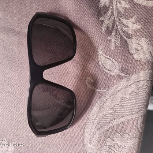 Sunglasses used with broken frame, black