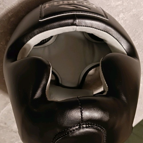 Force1 martial arts helmet like new, full face for kick boxing and boxing sparring