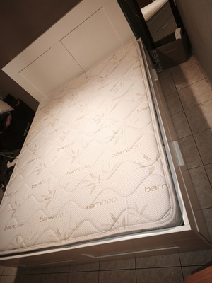Κρεβατοκάμαρα IKEA 160x200 με αποθηκευτικό χώρο και ανατομικό στρώμα αφρού σαν καινούργιο