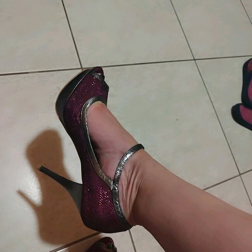 Peep Toe Paris Hilton Shoes like new, purple, size 36