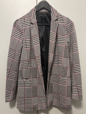 Stradivarius blazer με ασπρόμαυρο houndstooth καρό σχέδιο και κόκκινες λεπτομέρειες, σαν καινούργιο