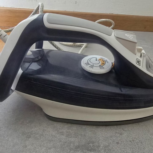 Tefal iron used with side crack and tip damage, functional