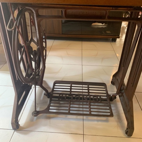 Two Singer sewing machines used, models 404 M13 and 8618 Electronic