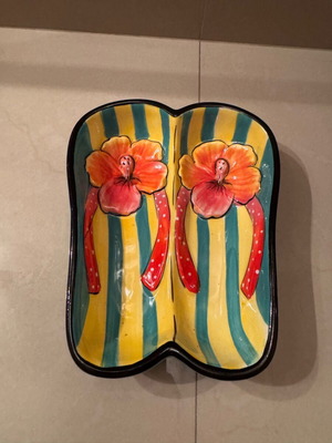 Decorative bowl shaped like a flip-flop like new