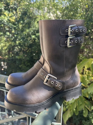 Zara γυναικείες biker μπότες με αγκράφες σε καφέ, μέγεθος 38