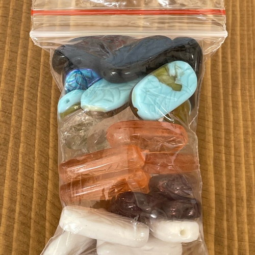 Glass beads pack like new, 27 pieces