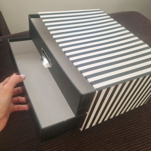 Drawer unit like new with 2 drawers made of durable plastic and paper
