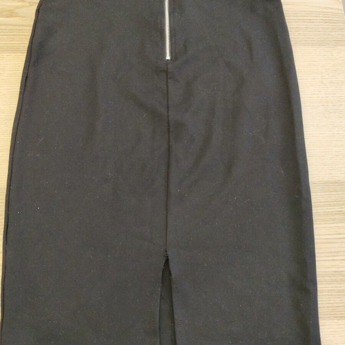 Kiabi black pencil skirt with front zipper, size M