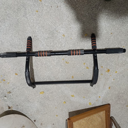 Door pull-up bar with multiple grips like new