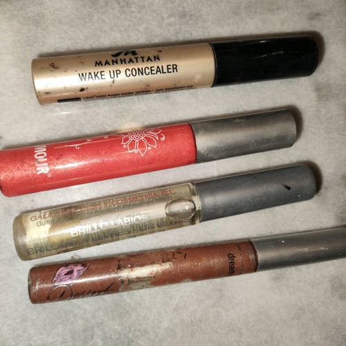 Lipgloss pack of 3 used with coral, bronze and clear shades