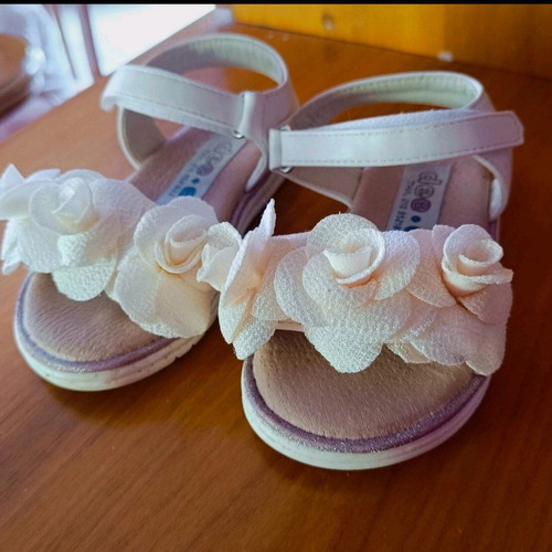 Deezee pink sandals like new, size 23 baby