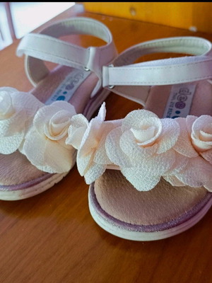 Deezee pink sandals like new, size 23 baby