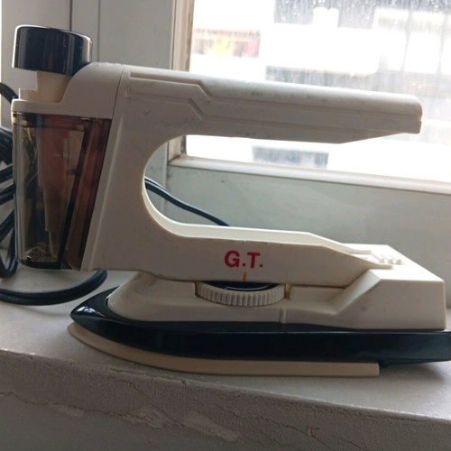 Mini travel iron G.T. TR-8-SP like new with box and carrying case